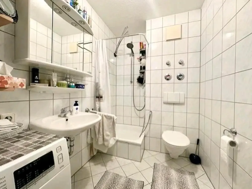 **Gepflegte 2-Zimmer-Wohnung mit Balkon & TG Stellplatz & Küche**