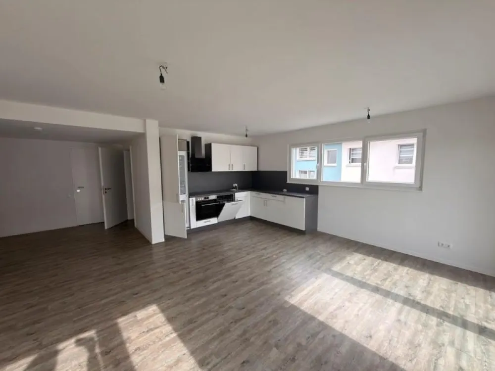 Einbauküche und Balkon: Neubau, nagelneu und komplett barrierefrei!