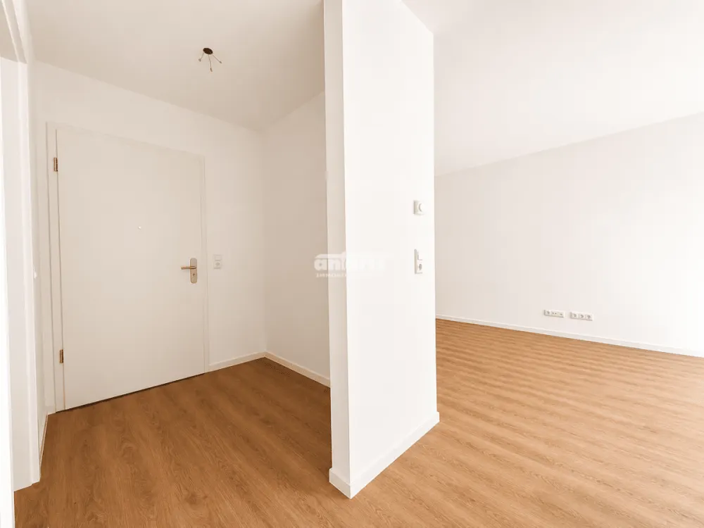 antaris Immobilien GmbH 2-room apartment with perfect connection and fitted kitchen - directly at Steiger