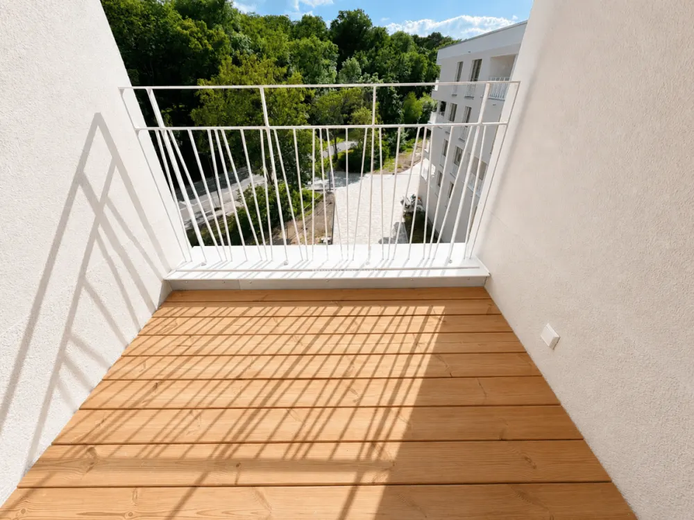 antaris Immobilien GmbH 2-room apartment with perfect connection and fitted kitchen - directly at Steiger