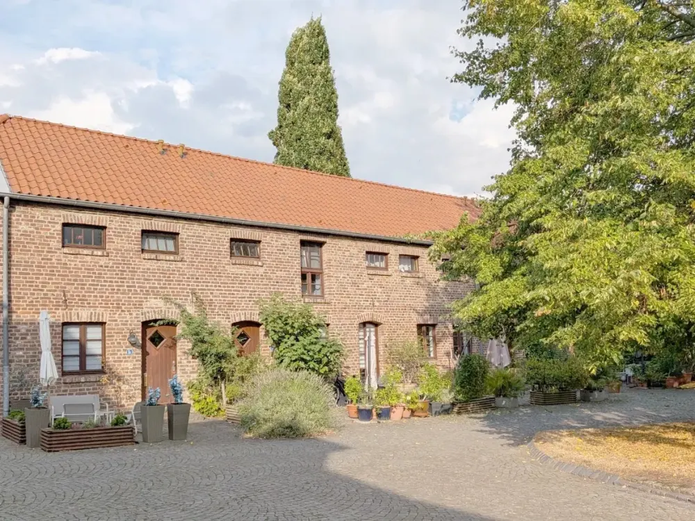Fast schon ein eigenes Häuschen! Wohnen auf zwei Ebenen im historischen Gutshof
