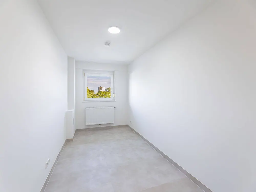 Erstbezug nach Sanierung - unmöblierte 3-Zimmer Wohnung mit Küche, Gäste-WC und 2 Balkonen