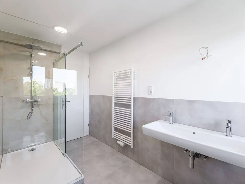 Erstbezug nach Sanierung - unmöblierte 3-Zimmer Wohnung mit Küche, Gäste-WC und 2 Balkonen