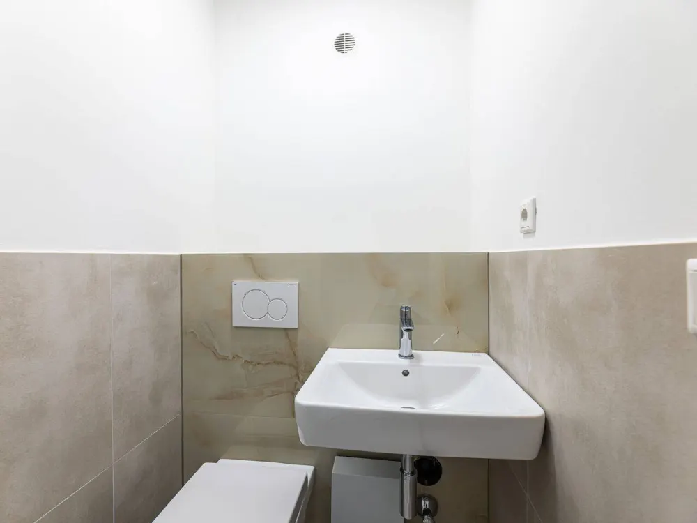 Erstbezug nach Sanierung - unmöblierte 3-Zimmer Wohnung mit Küche, Gäste-WC und 2 Balkonen