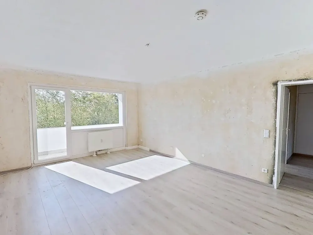 SELBST RENOVIEREN UND SPAREN: Große 4-Zimmer-Wohnung mit BALKON und viel Lichteinfall