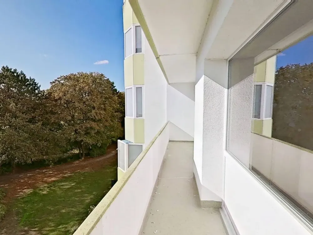 SELBST RENOVIEREN UND SPAREN: Große 4-Zimmer-Wohnung mit BALKON und viel Lichteinfall