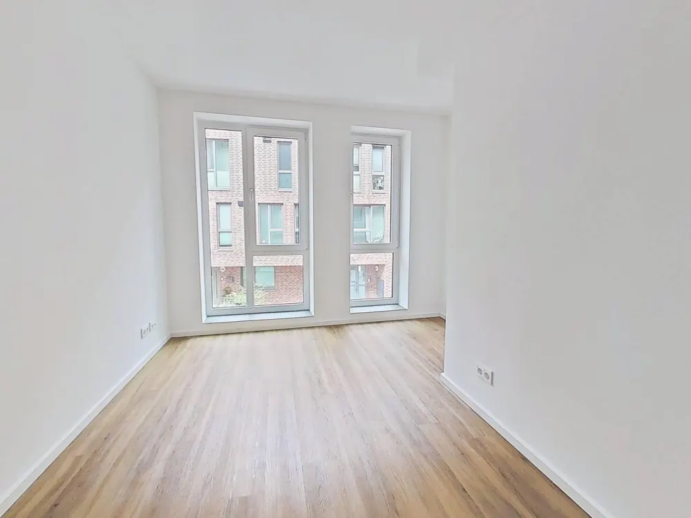 Modernes Wohnen auf zwei Ebenen: Stilvolle Maisonette-Wohnung mit eigenem Garten in Rissen