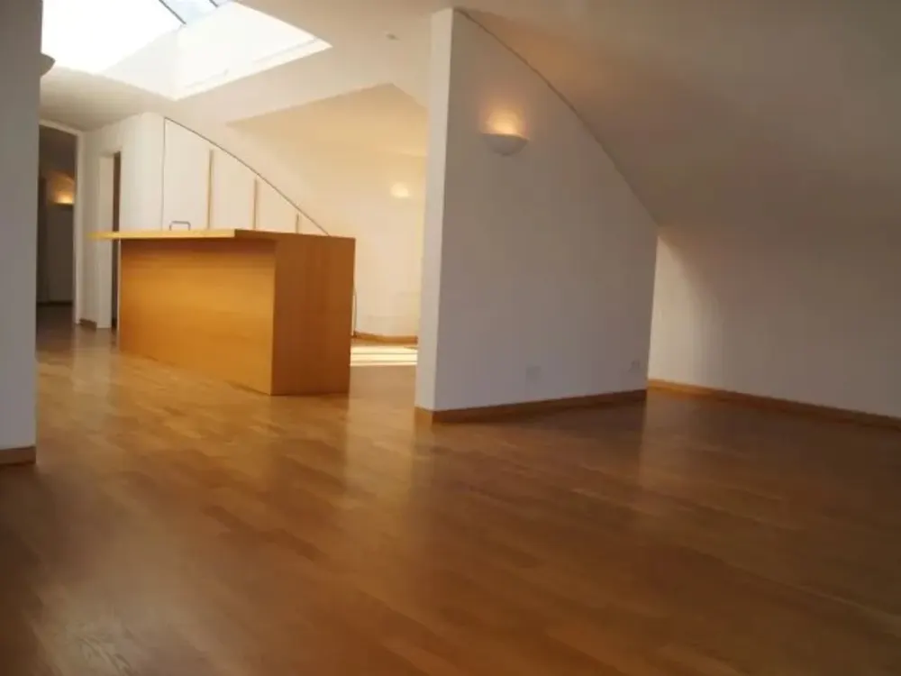 Moderne, lichtdurchflutete Dachgeschoss Wohnung mit Loft-Charakter in 2-Familienhaus - VON PRIVAT
