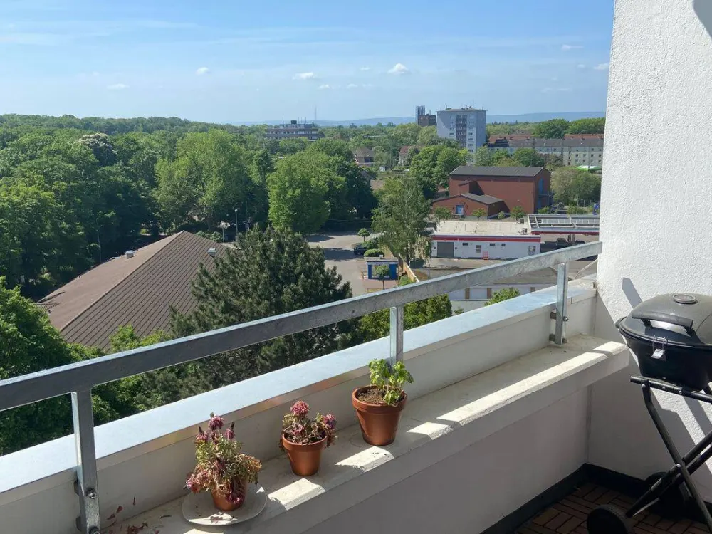 Südstadt/Bult, near TiHo: beautiful 1-room apartment with view, balcony, fitted kitchen, parquet and cellar compartment