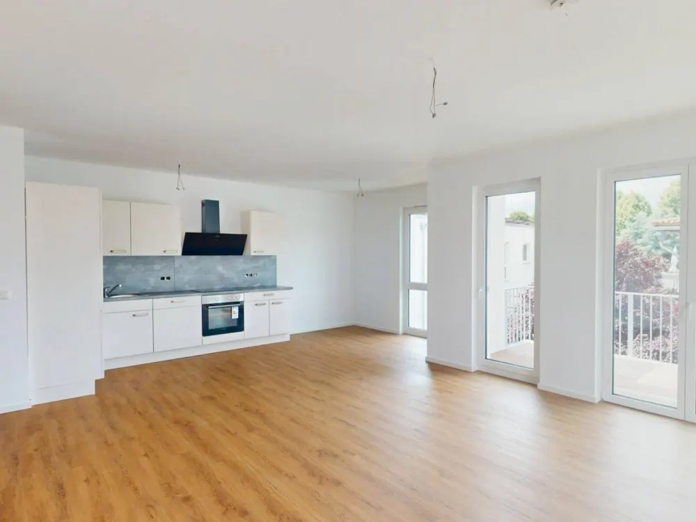 Hochwertige 3-Zimmer Wohnung im 1. OG mit BALKON und EBK im Weißenseer Neubauquartier