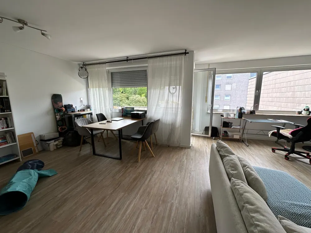 Hell 2 Zimmer Wohnung 80qm ab 1.10 mit Balkon