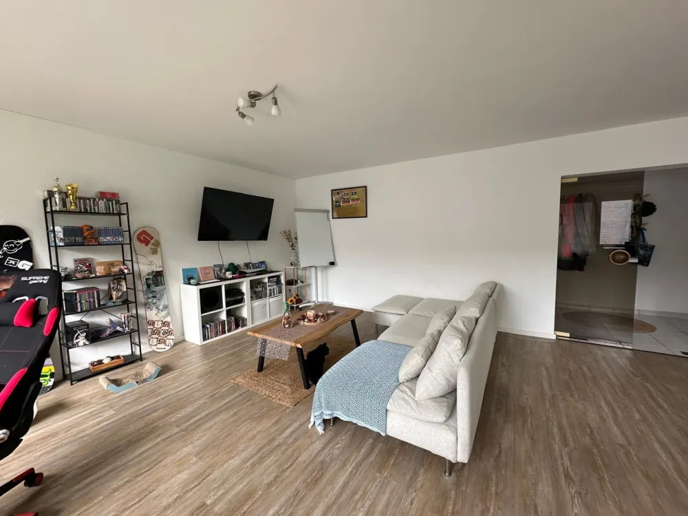 Hell 2 Zimmer Wohnung 80qm ab 1.10 mit Balkon