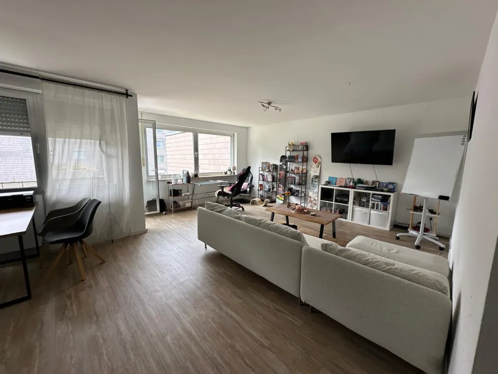 Hell 2 Zimmer Wohnung 80qm ab 1.10 mit Balkon