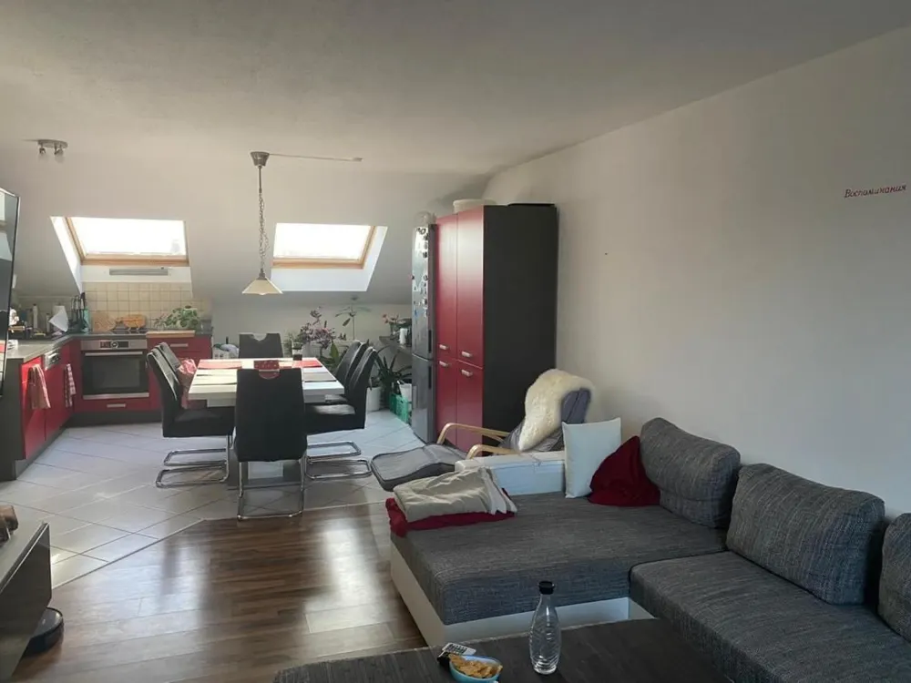 Very well-maintained, beautiful and light-flooded 3-room attic apartment for rent!