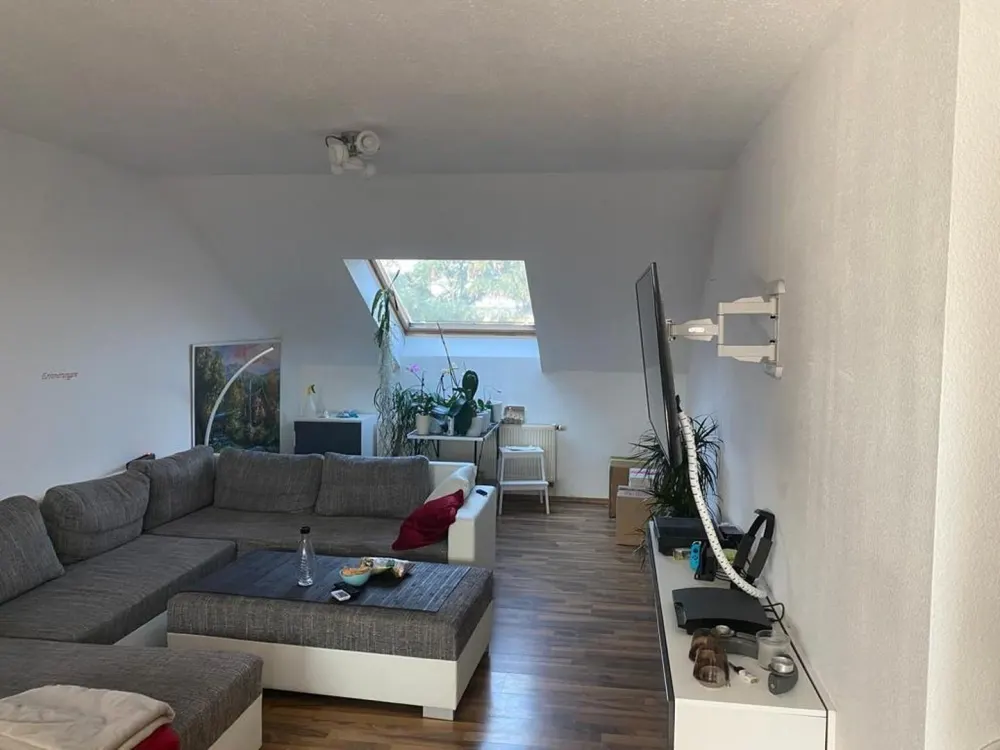 Very well-maintained, beautiful and light-flooded 3-room attic apartment for rent!
