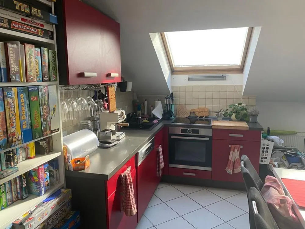 Very well-maintained, beautiful and light-flooded 3-room attic apartment for rent!