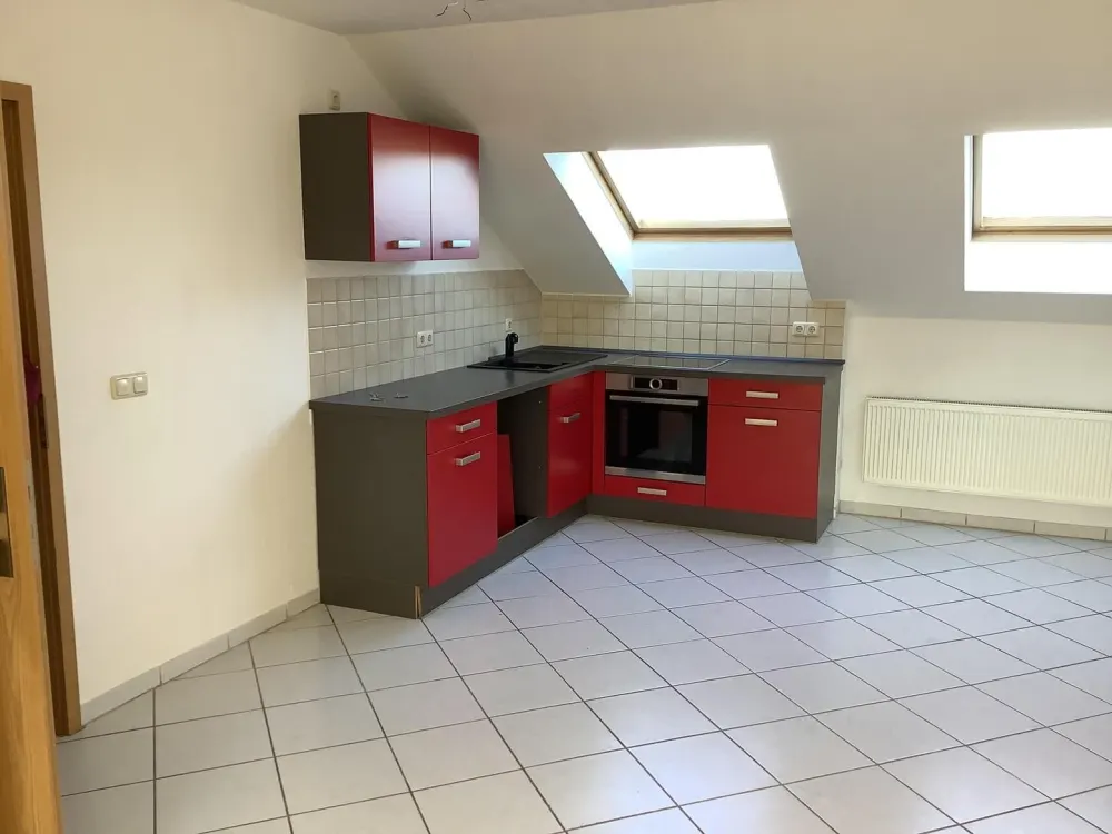 Very well-maintained, beautiful and light-flooded 3-room attic apartment for rent!
