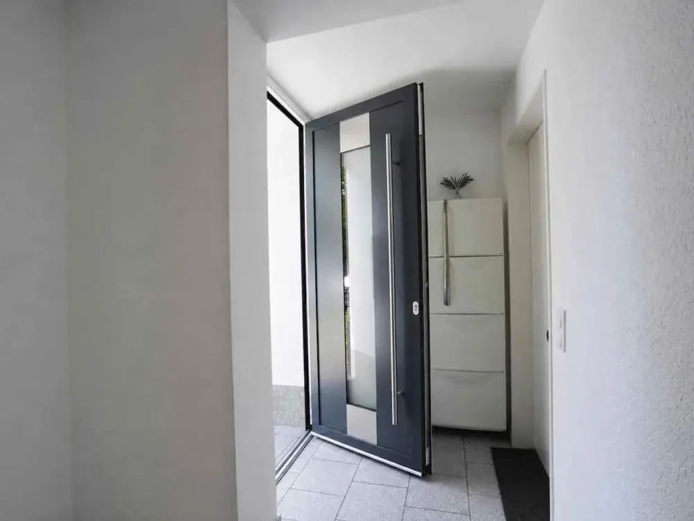 Quiet and Spacious 2-Room Apartment with Greenery at the Door
