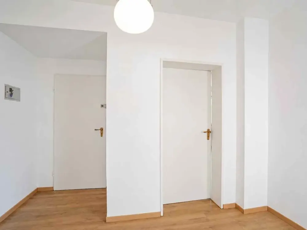 Quiet and Spacious 2-Room Apartment with Greenery at the Door