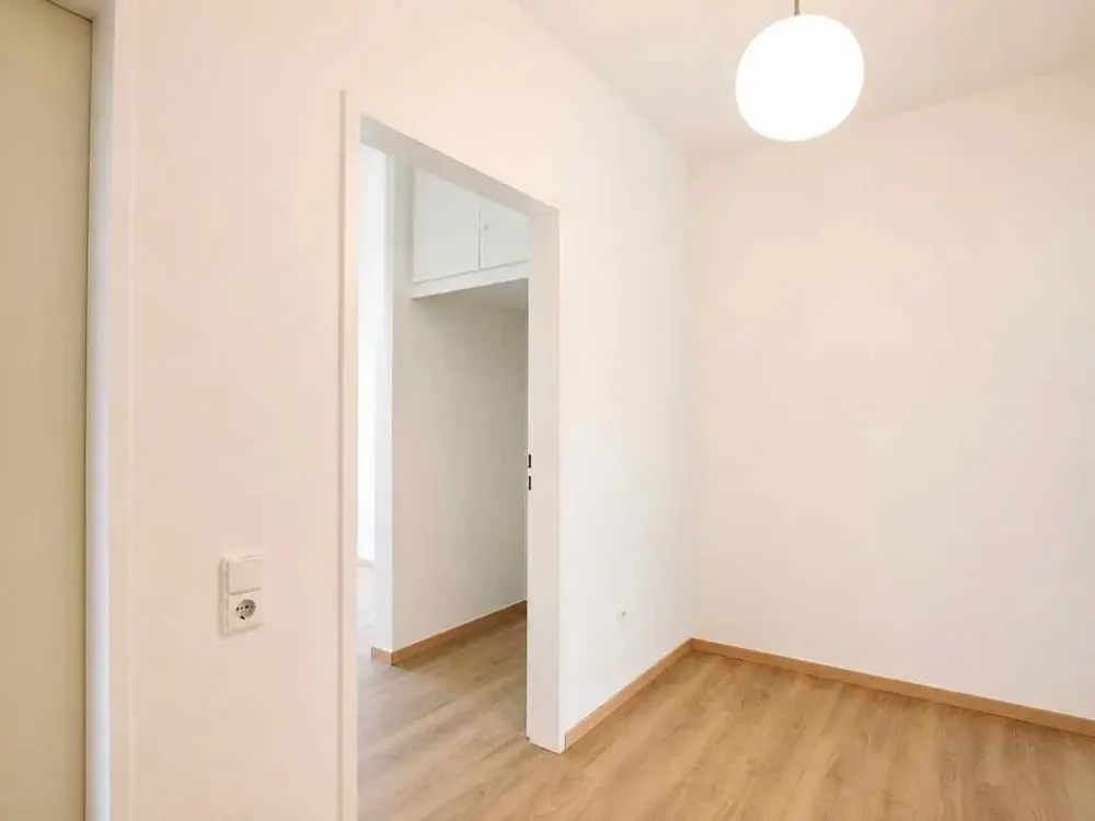 Quiet and Spacious 2-Room Apartment with Greenery at the Door
