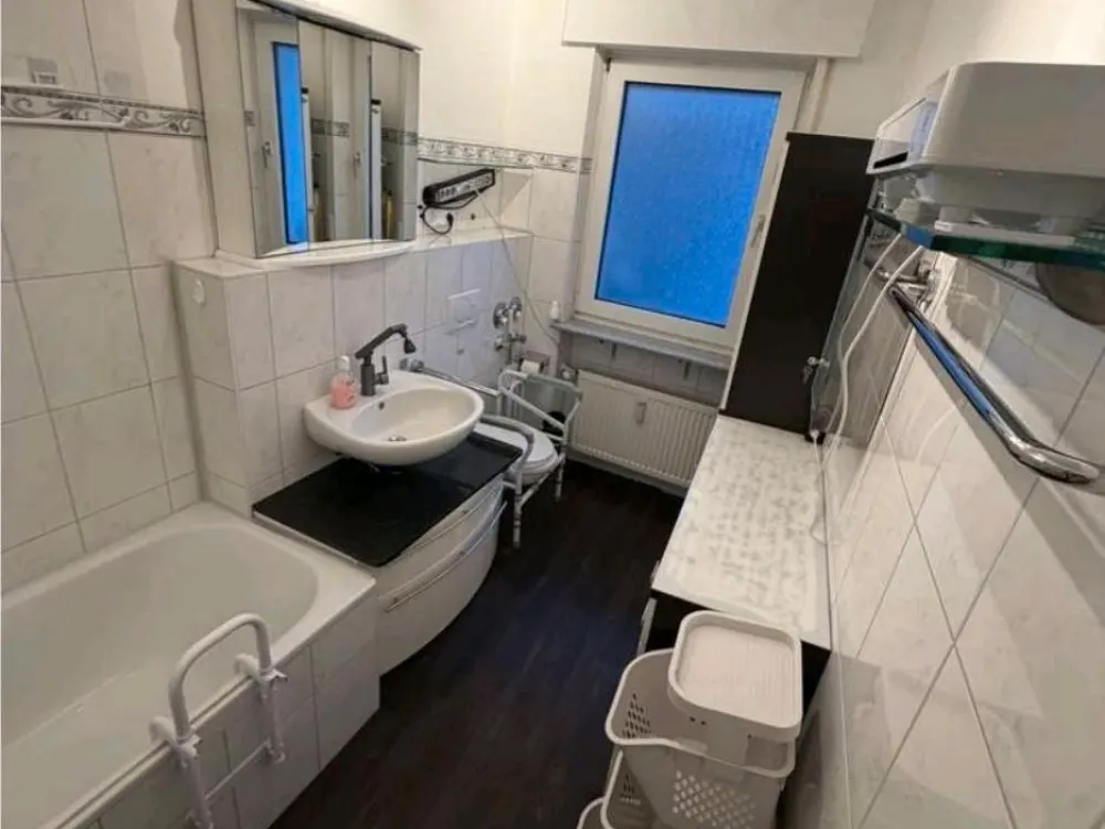 Helle 3-Zimmer-Wohnung mit Balkon, Einbauküche und Teilmöblierung