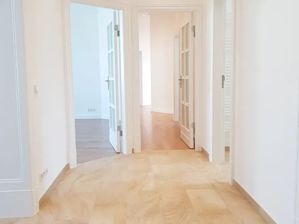 +++ 7-Zimmer-Altbauwohnung mit Wintergarten +++