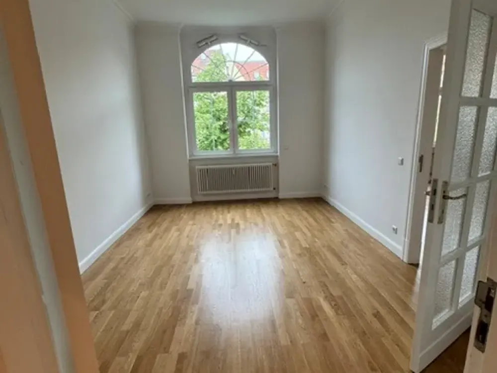 +++ 7-Zimmer-Altbauwohnung mit Wintergarten +++