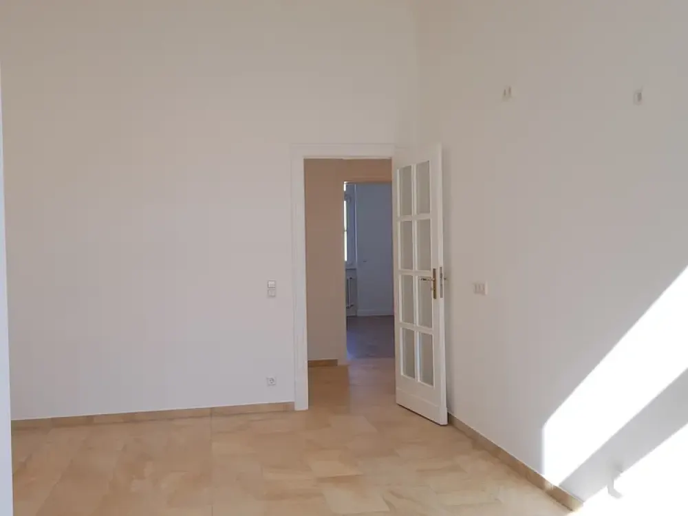 +++ 7-Zimmer-Altbauwohnung mit Wintergarten +++