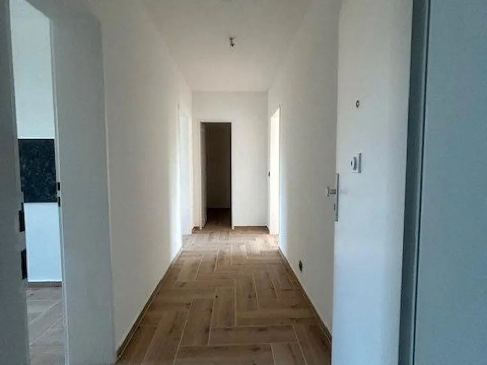 Geräumige, renovierte 2-ZW mit Balkon u. Keller - sofort frei