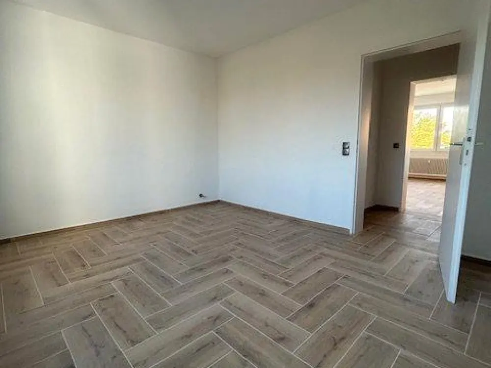 Geräumige, renovierte 2-ZW mit Balkon u. Keller - sofort frei