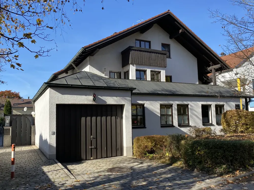Stilvolle 1-Zimmer-Wohnung mit Einbauküche und Balkon in München Trudering