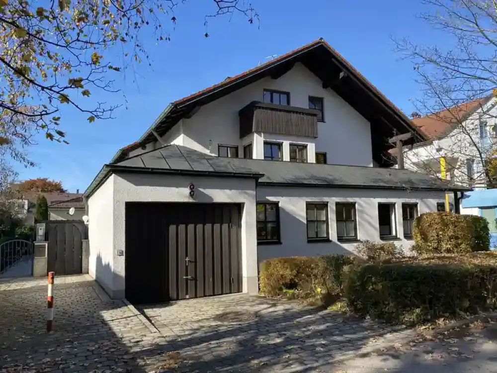 Stilvolle 1-Zimmer-Wohnung mit Einbauküche und Balkon in München Trudering