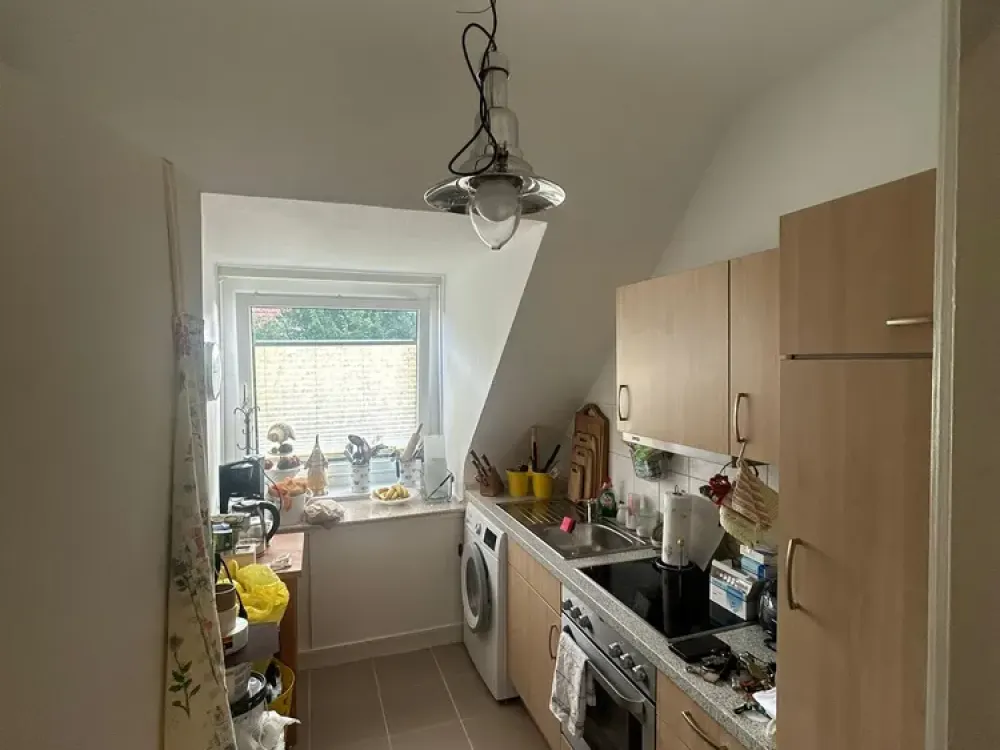 zwei Zimmerwohnung im DG mit Einbauküche zu vermieten