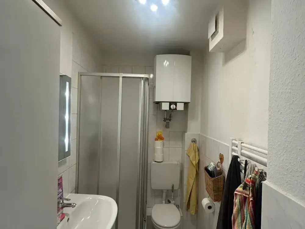 zwei Zimmerwohnung im DG mit Einbauküche zu vermieten