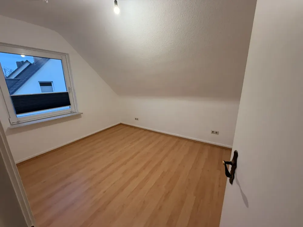zwei Zimmerwohnung im DG mit Einbauküche zu vermieten