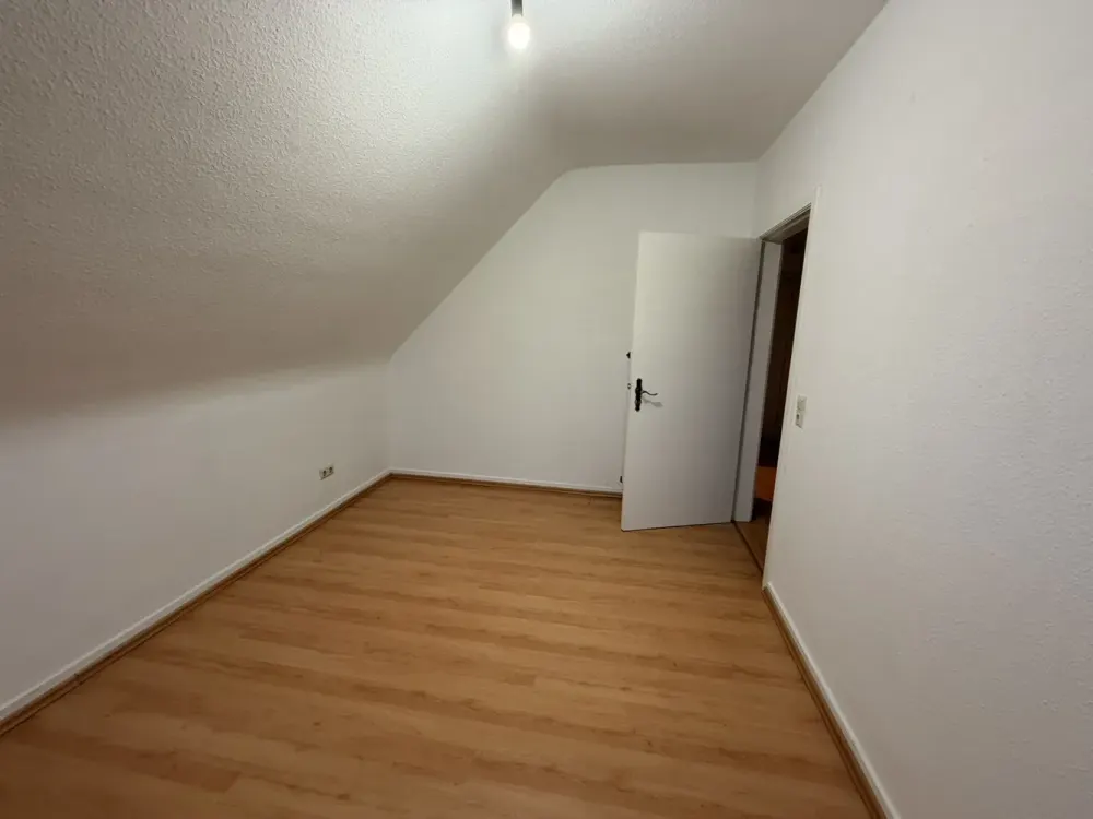 zwei Zimmerwohnung im DG mit Einbauküche zu vermieten