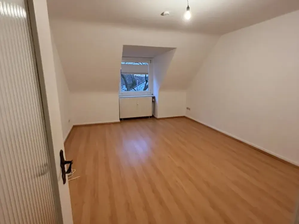 zwei Zimmerwohnung im DG mit Einbauküche zu vermieten