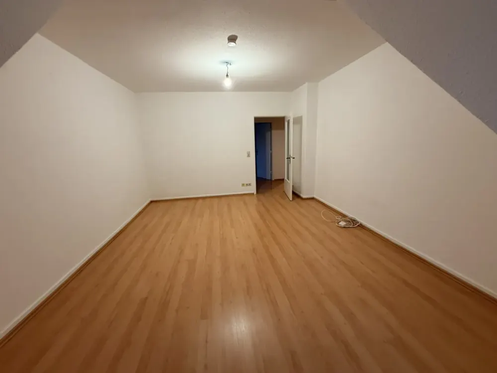 zwei Zimmerwohnung im DG mit Einbauküche zu vermieten