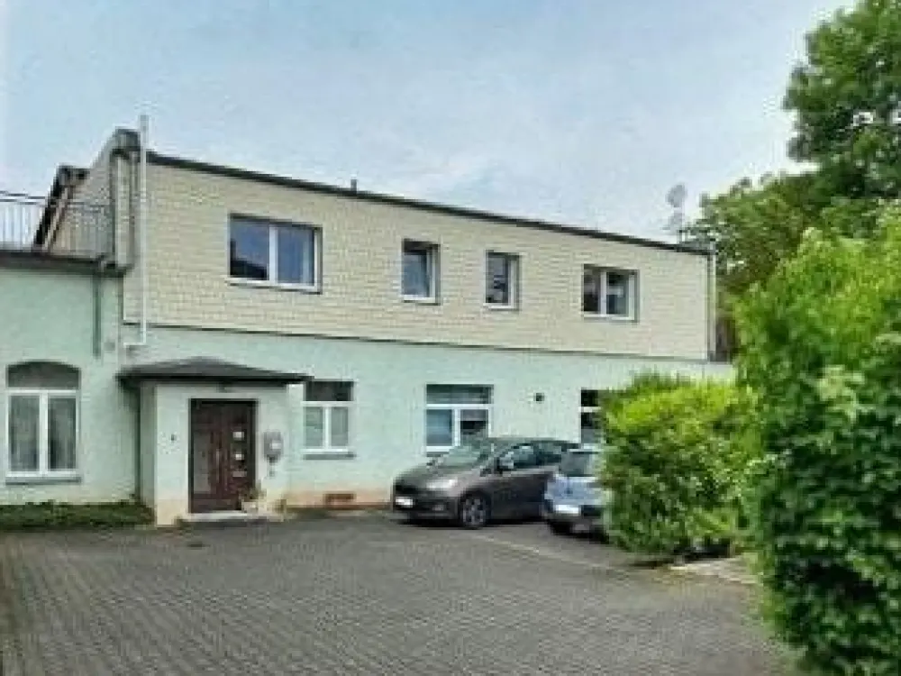 High-quality renovated attic apartment in a quiet location