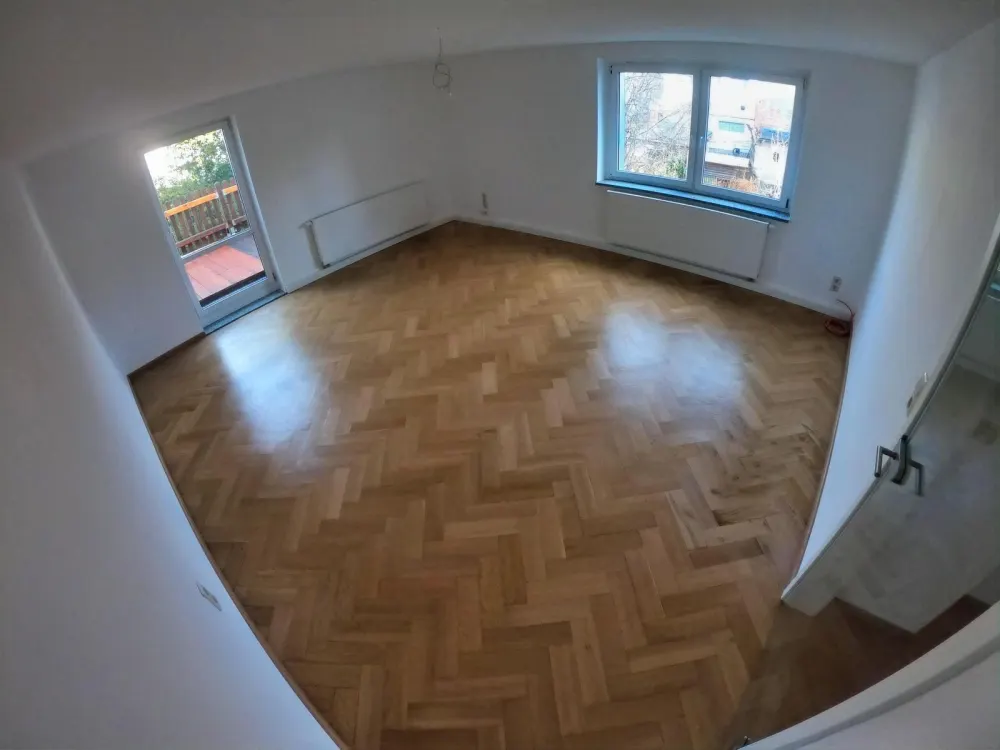High-quality renovated attic apartment in a quiet location