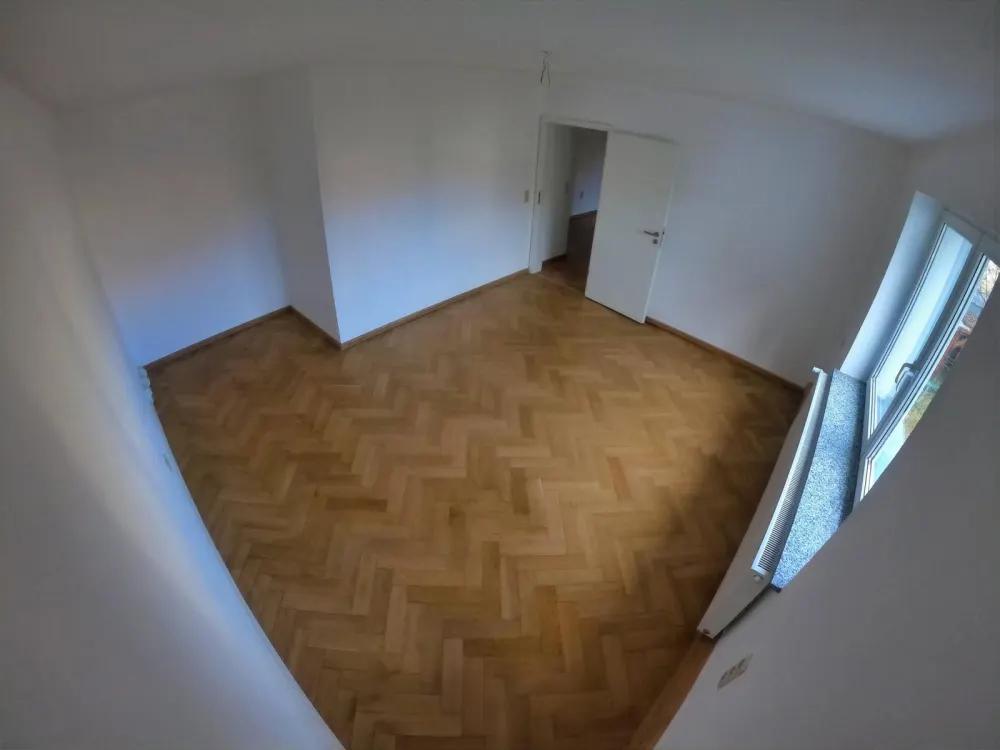 High-quality renovated attic apartment in a quiet location