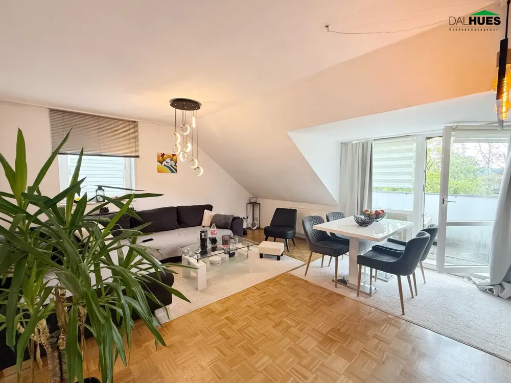 Attraktive 4-Zimmer-Dachgeschosswohnung mit Balkon und Tiefgarage