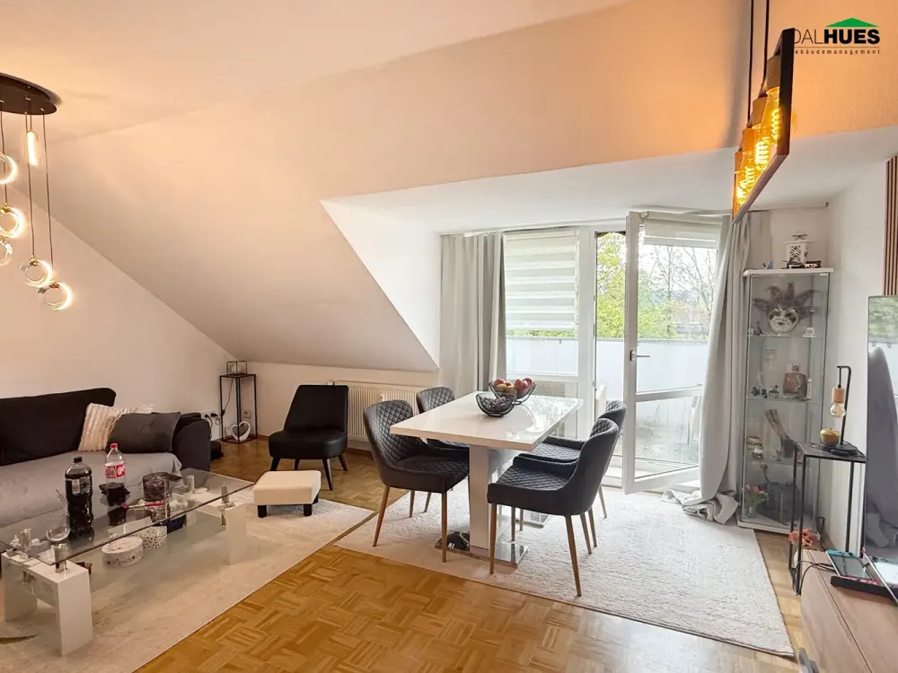 Attraktive 4-Zimmer-Dachgeschosswohnung mit Balkon und Tiefgarage