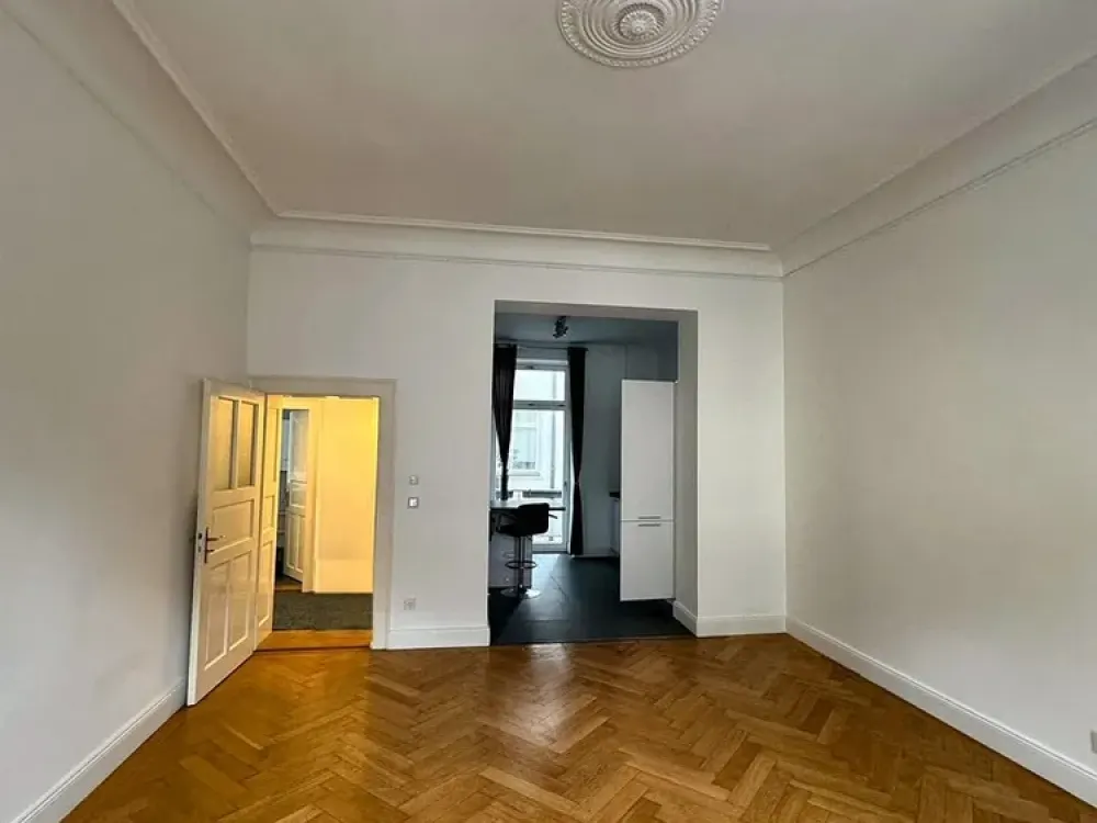 Schöne modernisierte Altbauwohnung im Herzen Schwabings - Teilmöbliert