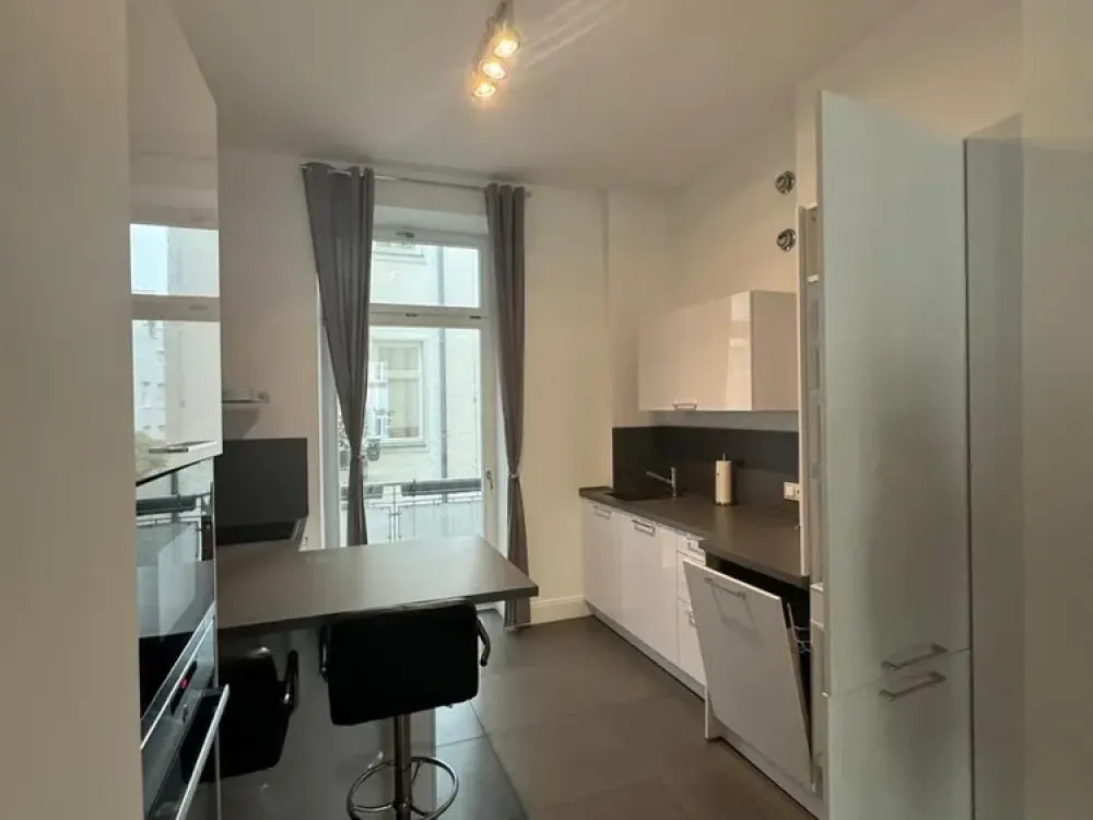 Schöne modernisierte Altbauwohnung im Herzen Schwabings - Teilmöbliert