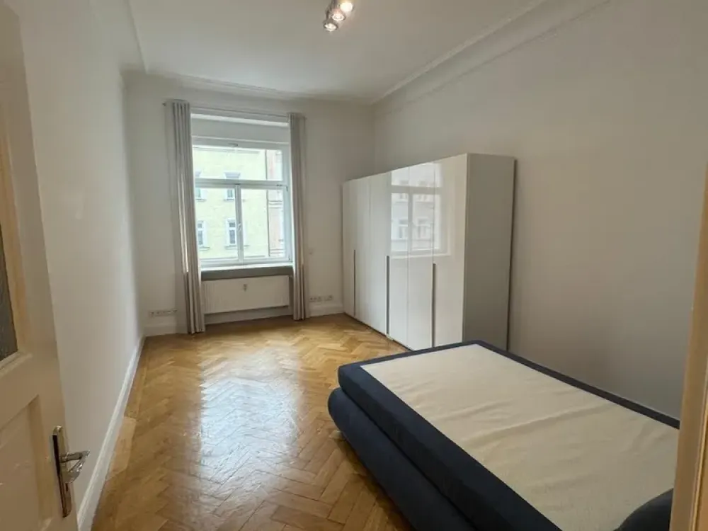 Schöne modernisierte Altbauwohnung im Herzen Schwabings - Teilmöbliert