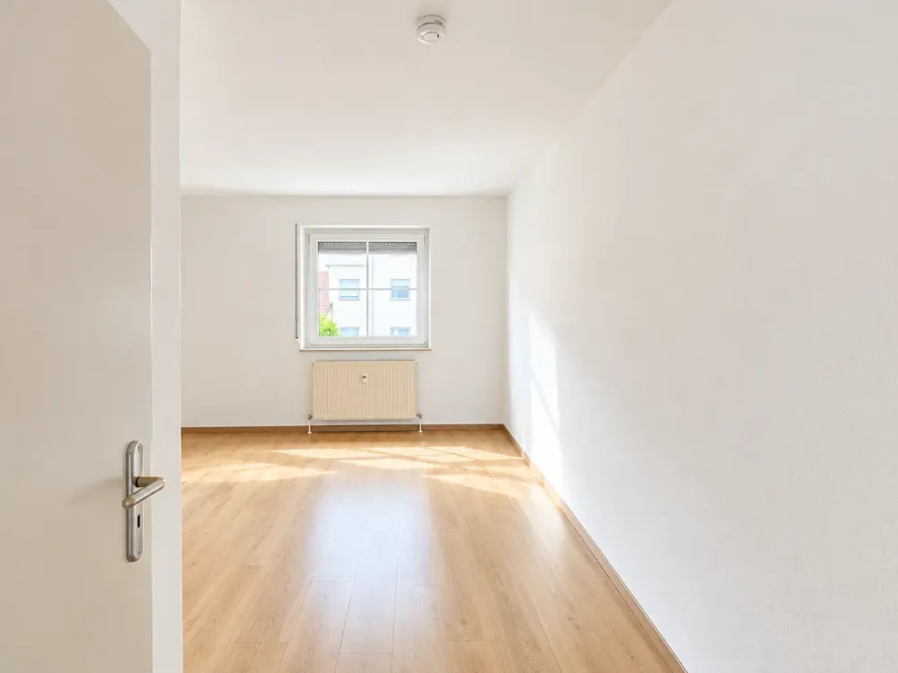 Sofort verfügbar und selbst gestalten! Großzügige 3 Zimmer mit Einbauküche, Balkon und Stellplatz