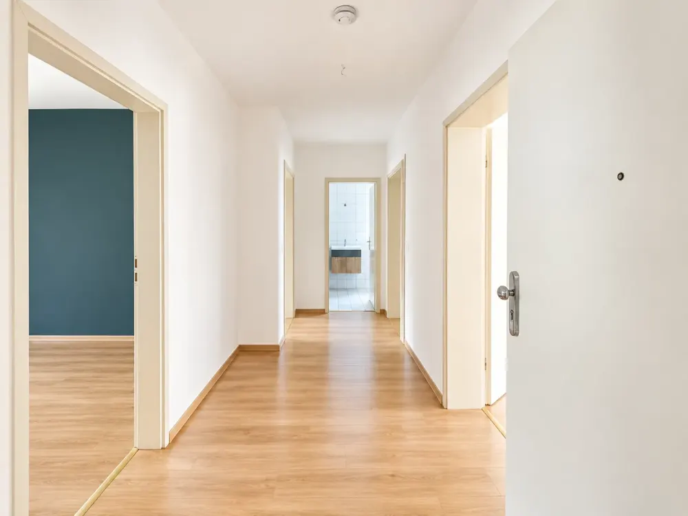 Sofort verfügbar und selbst gestalten! Großzügige 3 Zimmer mit Einbauküche, Balkon und Stellplatz
