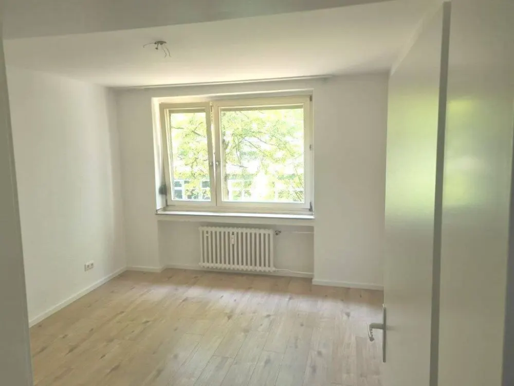 Balkonwohnung mit 2 Schlafzimmern in Düsseldorf-Peter-Behrens-Straße