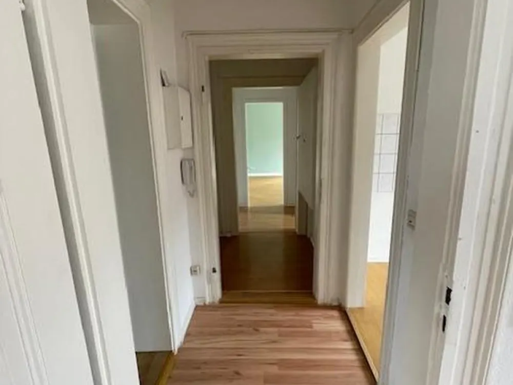 kl. MFH san. AB, 4-Zi. Wohng. 1.OG, 2xBad, 2 Balk., ruhig DD-Süd